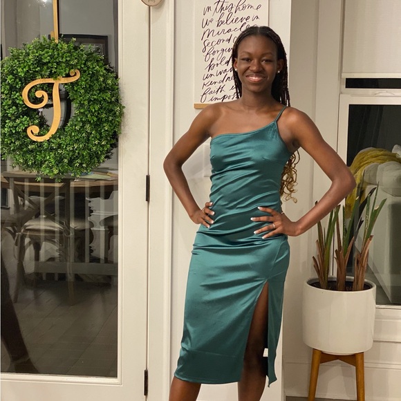 silky hunter green bodycon dress with slit, size XS
for reference i am 5’3 - Picture 3 of 3